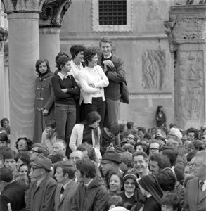 People Looking at the Cardinal Albino Luciani (John Paul I) with Pope Paul VI in Venice - 1972