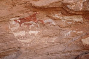 Rock art, Prehistory: Painting of a set of cattle in an ornate shelter, in the Uweinat massif, Sudan by Unbekannt