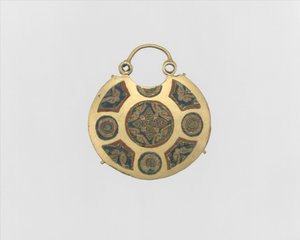 Temple Pendant with Two Birds Flanking a Tree of Life by Unbekannt