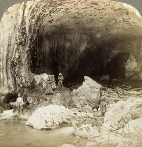 Natural bridge, Warm Spring Creek, Wyoming, USA