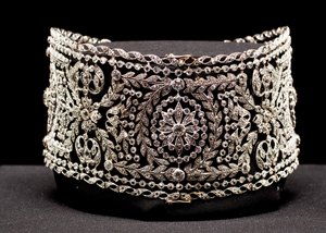 Choker-style necklace of platinum and diamonds, worn by Mrs. Potter Palmer I, née Bertha Honoré