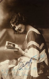 Portrait of the actress Cecyl Tryan on the set of the 1918 film "Spirale della morte" by Unknown photographer