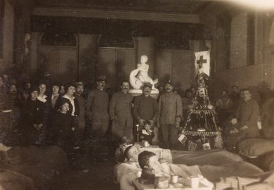 Album of the First World War in Friuli-Venezia Giulia: Group Portrait on Christmas Day at Villa Brazzà, Home to 17 of the Hospital of War in Soleschiano Manzano, 25/12/1915 by Bourbon Del Monte
