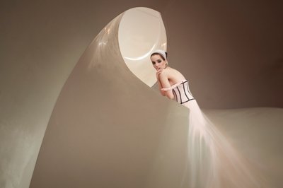 Elegant Fashion Curve by Christine von Diepenbroek