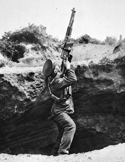 Using a Hotchkiss Automatic Rifle from a Shell-Hole: An Unexpected Attack by English Photographer