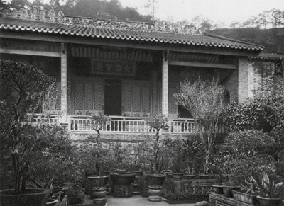 Kuangchou, Pai yun shan, Neng jen sze, Kuangtung, Main hall in the Neng Jen Monastery by Ernst Boerschmann