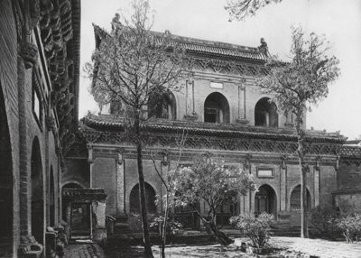 Taiyuanfu, Shuang ta sze, Shansi, Massive Hall by Ernst Boerschmann