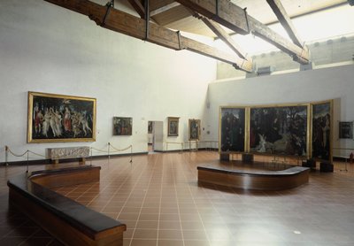 Museum room presenting the Spring and Adoration of the Magi by Botticelli and the triptych Portinari by Hugo van der Goes