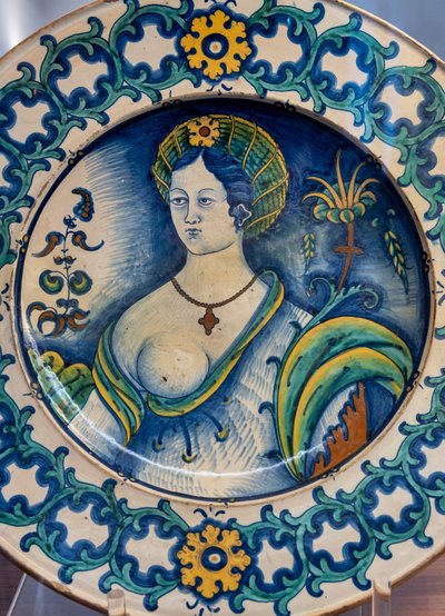 Plate decorated by a beautiful woman