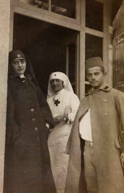 Album of the First World War in Friuli-Venezia Giulia: Portrait of two Red Cross nurses with a cadet Austrian prisoner at Villa Brazzà, home to 17 of the Hospital of war in Soleschiano Manzano (b/w photo) by L. Verdiani