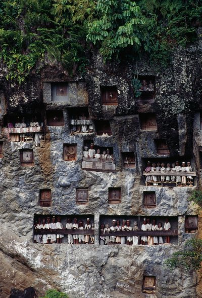 Funeral niches with Tau Tau mortuary figures, Lemo village, Tana Toraja, Sulawesi island, Indonesia by Unbekannt Unbekannt