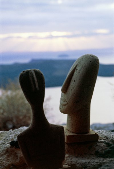 Heads of Cycladic Idols on the Coast, Cyclades Islands, Greece by Unbekannt Unbekannt