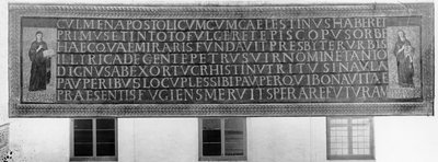 Seven hexameters flanked by two figures, one representing the Church of the Jews (ex-circumcisione) and the other the Church of the Gentiles (ex-gentibus) by Paleo Christian