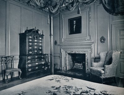A New England Chest-on-Chest with Bombe Base in one of the bedrooms of the palace of Williamsburg by Unbekannt