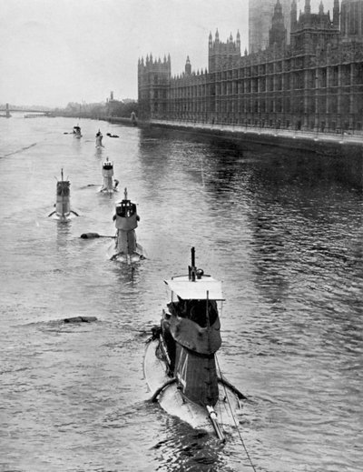 French submarine Saphir Q44 and five others moving from Gravesend to London by Unbekannt