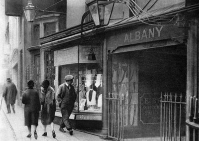 Gatehouse in Vigo Street leading to the Albany chambers, London, 1926-1927 by Unbekannt