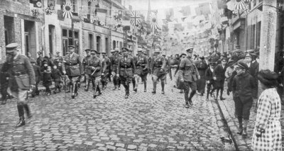 General Currie and Canadian troops walking through a liberated town, 27 October 1918 by Unbekannt