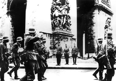 German Troops Marching Past the Arc de Triomphe, Paris by Unbekannt
