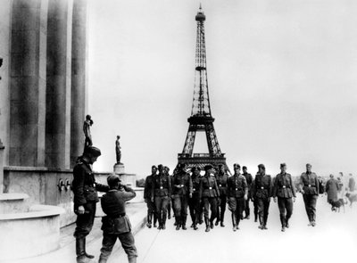 Members of the SS Visiting the Eiffel Tower, Paris, July 1940 by Unbekannt
