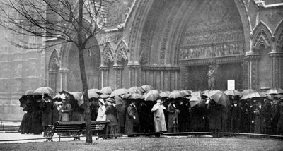 People waiting in the rain in order to attend a service at Westminster Abbey, London, 1910 by Unbekannt