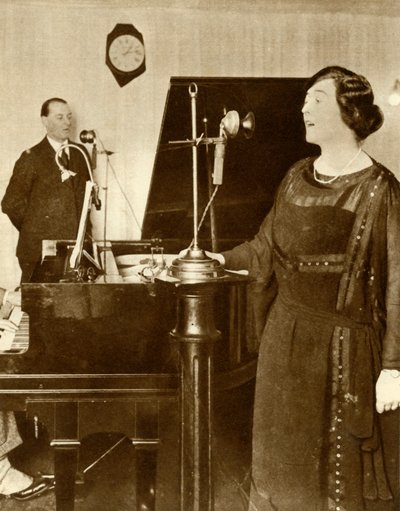 Performers Singing a Duet in One of the Studios of 2LO, Savoy Hill, London, 1923-1935 by Unbekannt