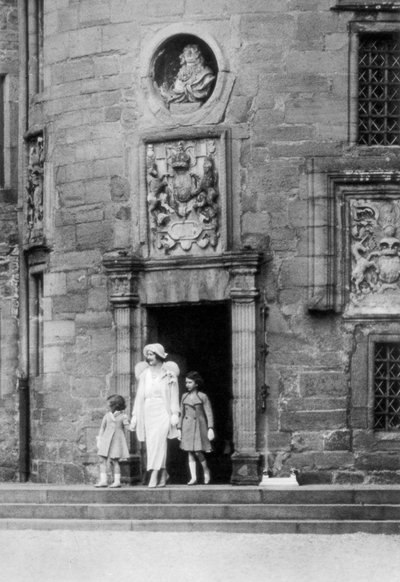 Queen Elizabeth with Princesses Elizabeth and Margaret Rose, Glamis Castle, Scotland by Unbekannt