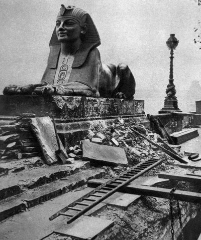 Sphinx damaged by a German bomb dropped on the Embankment, 4th September 1917 by Unbekannt