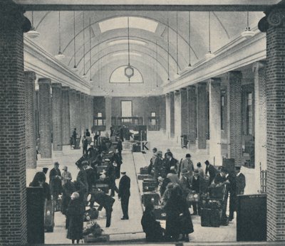 Tilbury passenger baggage examined in a spacious new building by Unbekannt