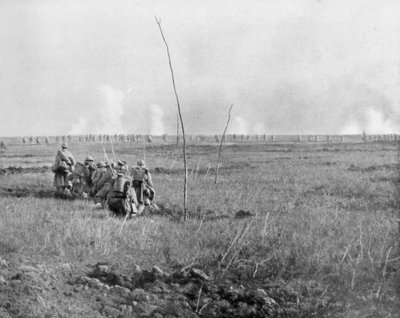 Troops attacking enemy trenches, Chemin des Dames, France, First World War, 5 May 1917 by Unbekannt