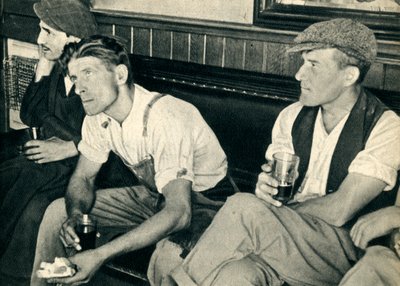 Workmen in an English inn listening to Mr. Churchill by Unbekannt