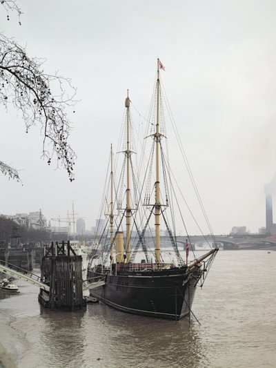 View of the River Thames with RRS Discovery, sailed by Scott to the Antarctic in 1901-04 by Unbekannt Unbekannt