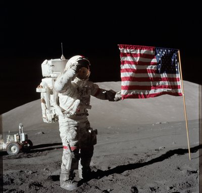 Astronaut Eugene A. Cernan, Apollo 17 commander, is photographed next to the deployed United States flag during lunar surface extravehicular activity (EVA) at the Taurus-Littrow landing site by Unbekannt
