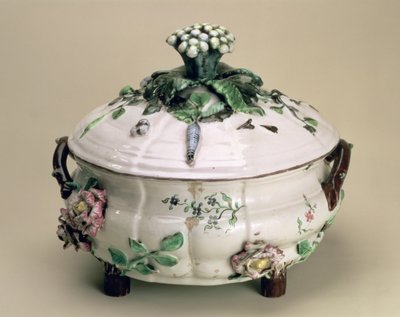 Covered tureen, decorated with applied ornament of flowers and vegetables, by Johan Ludwig Eberhard Ehrenreich, Marieberg, late 18th century by Unbekannt