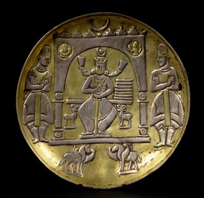 Dish depicting an enthroned king flanked by two small ibex seated in a pavilion supported by two winged horses with two attendants, on a ring base, Sasanian (3rd-7th centuries AD) by Unbekannt