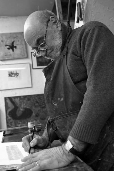 Portrait of Dikran Daderian, Lebanese painter and engraver. Signature of an engraving. Pasnic engraving workshop in Paris in 2008. by Unbekannt