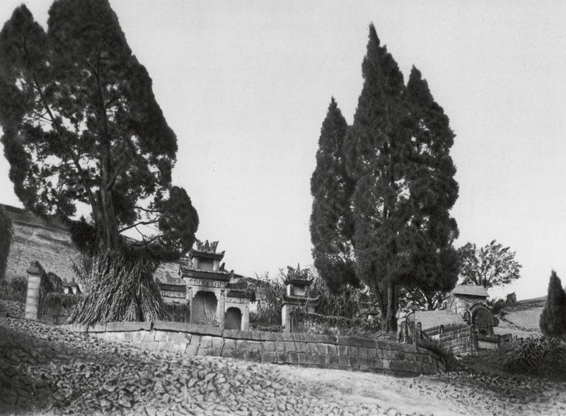 Wanhien, Kiao ting shan, Szechuan, Grave on the slopes of Kiao ting Hill near Wanhien by Ernst Boerschmann