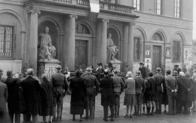 Crowd of people in Piazza Duomo on the occasion of the Re Vittorio Emanuele III visit in Florence