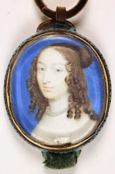 A lady wearing a pearl necklace