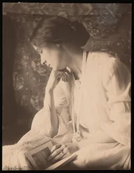 Alice Broughton photo of Agnes Pelton