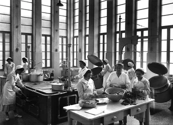 Villa Rosa Maltoni Mussolini: cooks preparing meals