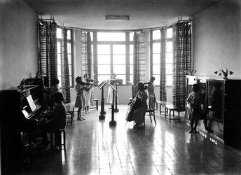 Villa Rosa Maltoni Mussolini: female students during a music lesson