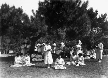 Villa Rosa Maltoni Mussolini: female students during an outdoor lesson