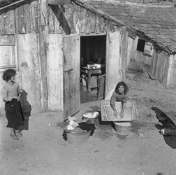 Children Wash the Cloth, Crotone