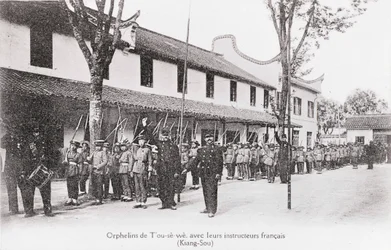 Chinese orphans with their French instructors in Kiang Sou Region. Photograph of the beginning of the 20th century - Private collection