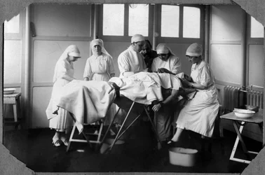 First World War 1914-1918: doctors and nurses of the Red Cross treating a soldier