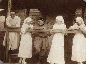 First World War 1914-1918: nurses and doctors talking with a French soldier in Couville, Lower Normandy, France. Anonymous photograph July 1917. Private collection, Stella.