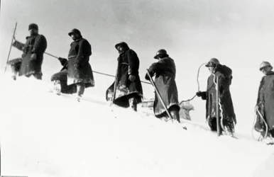 First World War: Italian alpine hunters during an ascent