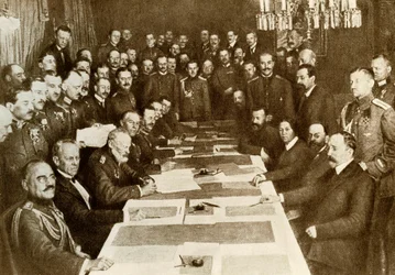 First World War: signing of the Peace Treaty of Brest Litovsk (Brest-Litovsk) on 03/03/1917 between the Germans and Russians. The Bolshevik Empire has different territories to Germany. Representatives of central empires (or Triple Alliance, Germany, Austri