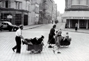 France June 1940: Exodus of the population at the Porte d