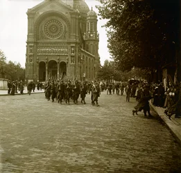 First World War: Stereoscopic glass plate - In Paris, after mobilization, young recruits leave for the front - Private collection
